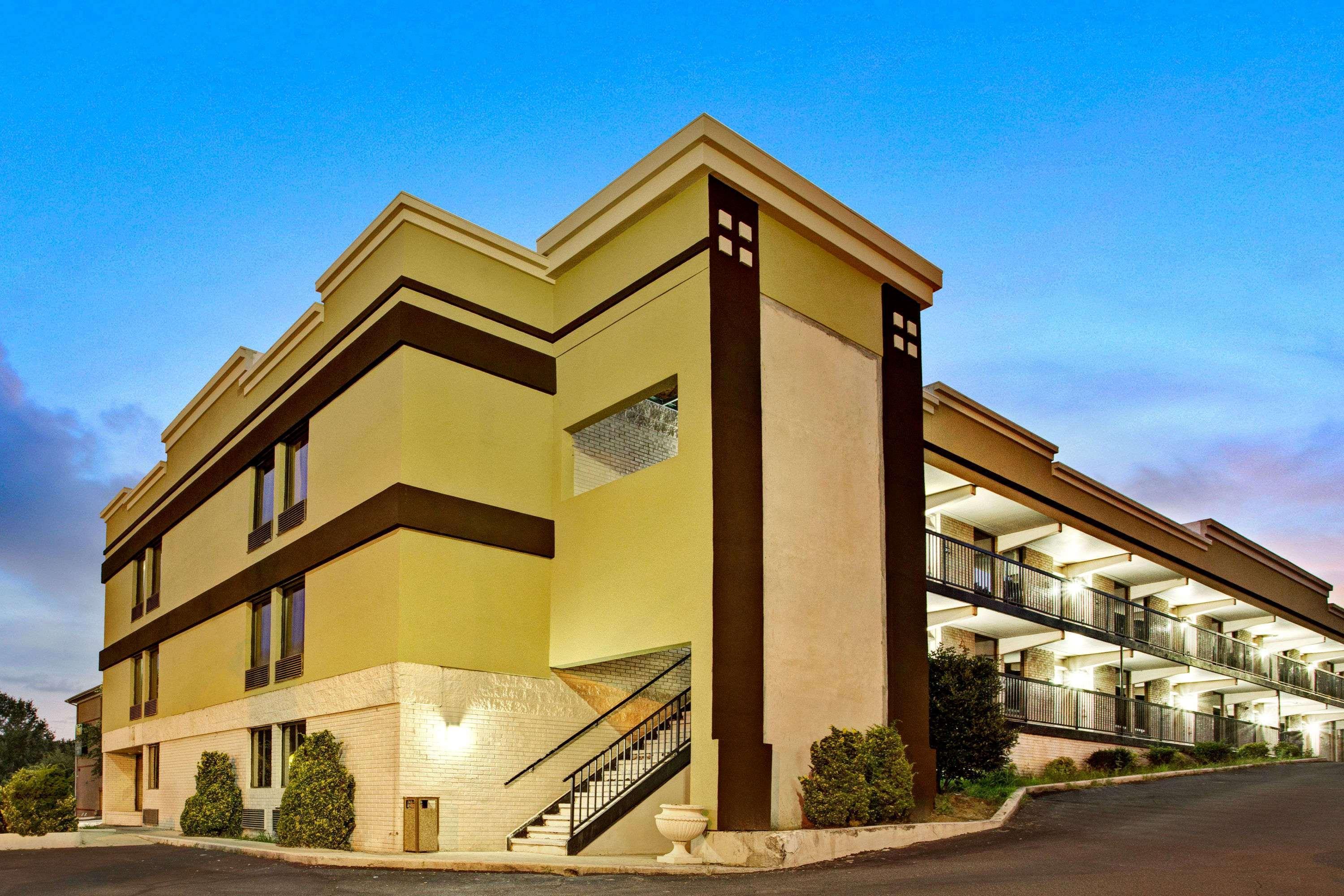 Super 8 Downtown Raleigh Motel Exterior foto